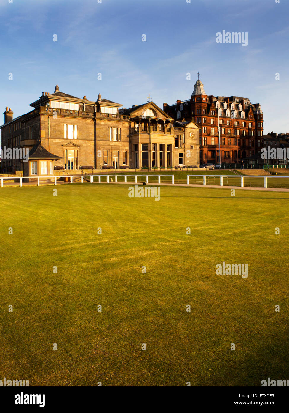Royal and Ancient Golf Club à partir d'un vert de pratique à l'Old Course à St Andrews Fife Ecosse Banque D'Images