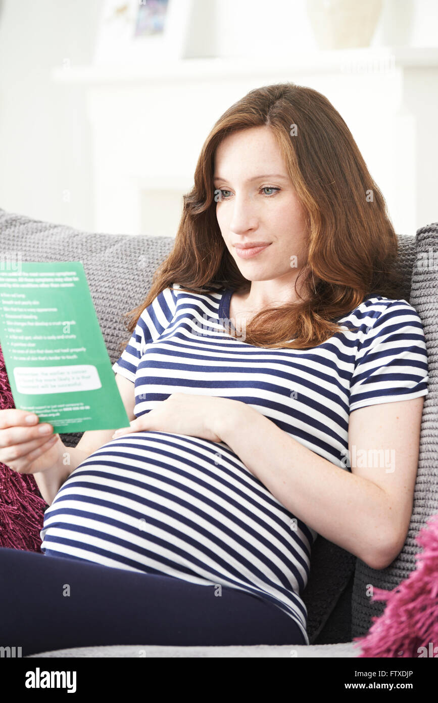 Pregnant Woman Reading notice avec les conseils d'un médecin Banque D'Images