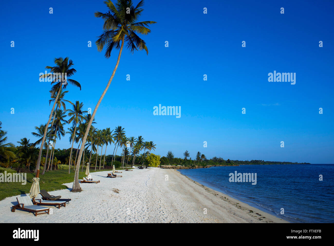 Plage de sable blanc sous les palmiers en face de l'Hôtel Résidence à l'Océan Indien Zanzibar Tanzanie Banque D'Images