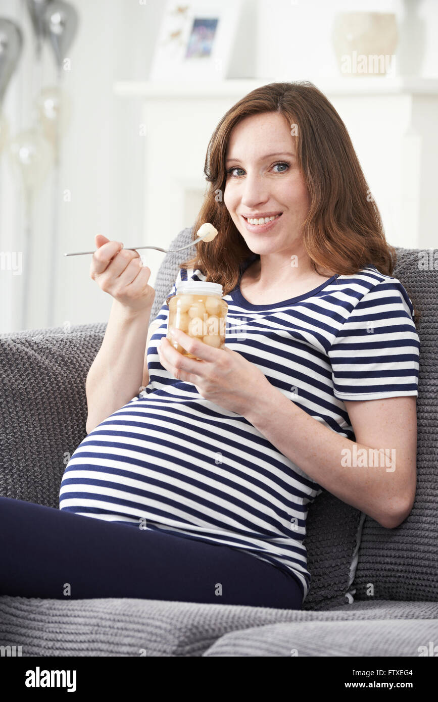 Femme enceinte avec soif de oignons confits Banque D'Images Femme enceinte avec soif de oignons confits Banque D'Images