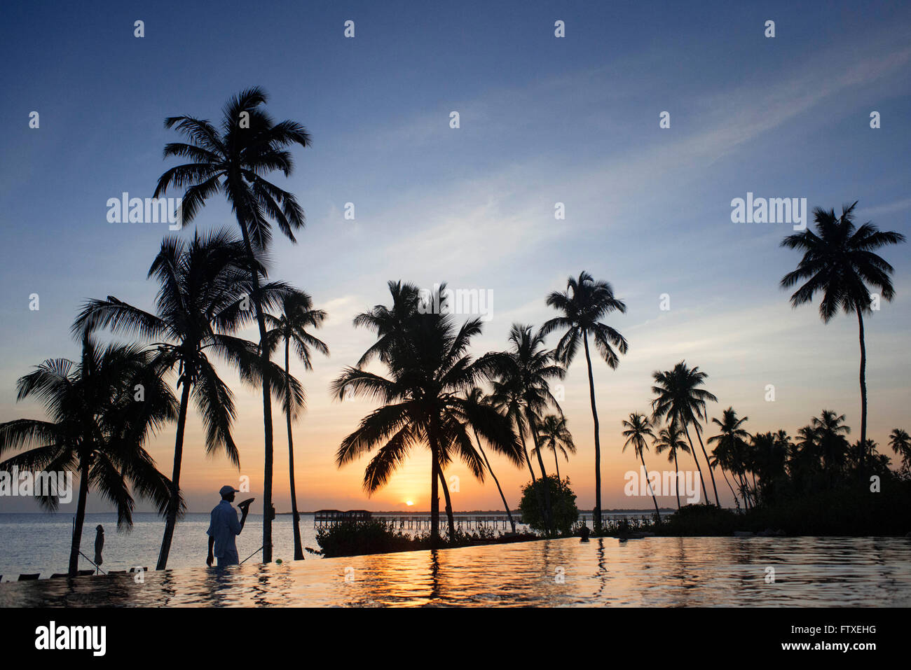 Piscine de la résidence hôtel sur l'île de Zanzibar Une partie semi-autonome de la Tanzanie, en Afrique de l'Est Banque D'Images