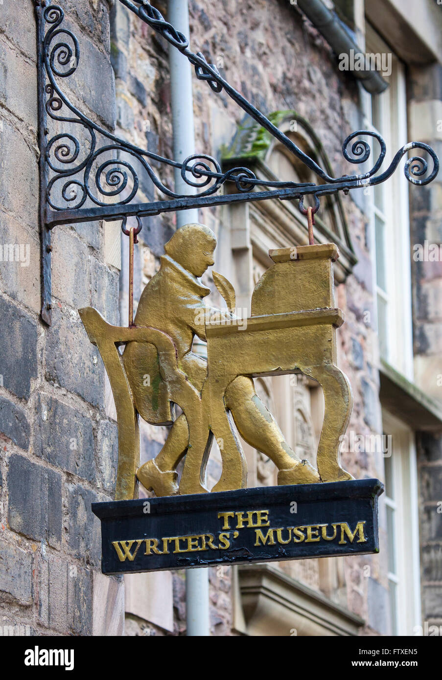 Édimbourg, Écosse - 9 mars 2016 : le signe au-dessus de l'entrée de la Writers Museum situé dans l'escalier près de Dame Edinburg Banque D'Images