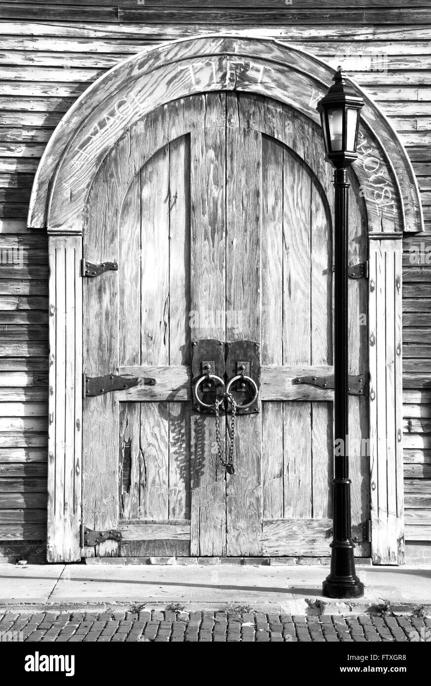 Les vieilles portes en bois de l'un des principaux bâtiments historiques de l'Ouest - entrepôts (Floride). Banque D'Images