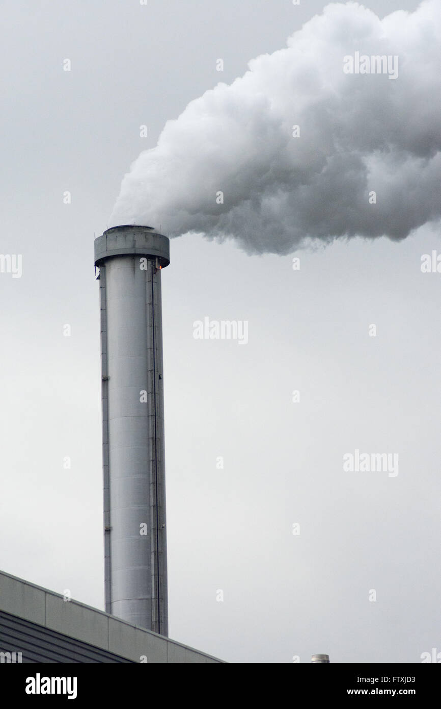 Une cheminée polluante avec une fumée grise Banque D'Images