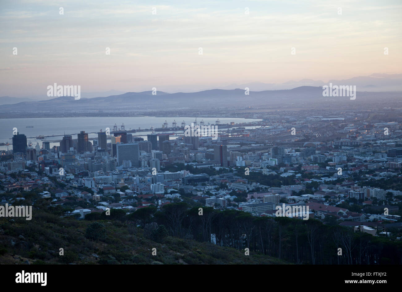 Table Bay Cape Town Port et la ville tôt le matin - Cape Town - Afrique du Sud Banque D'Images