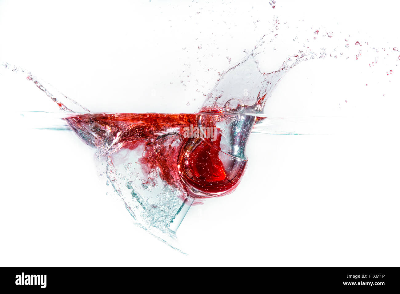 Verre à vin rouge splashing in water Banque D'Images