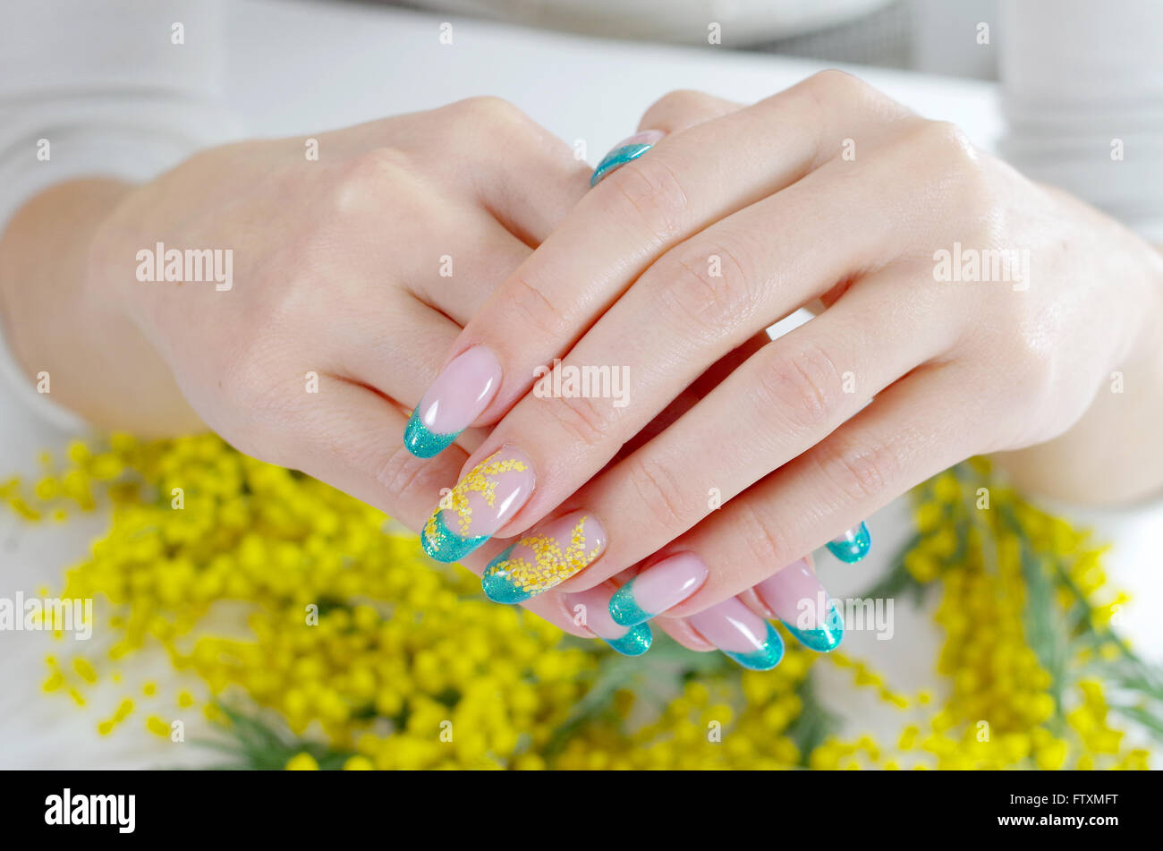 Woman's hands avec nail art design Banque D'Images