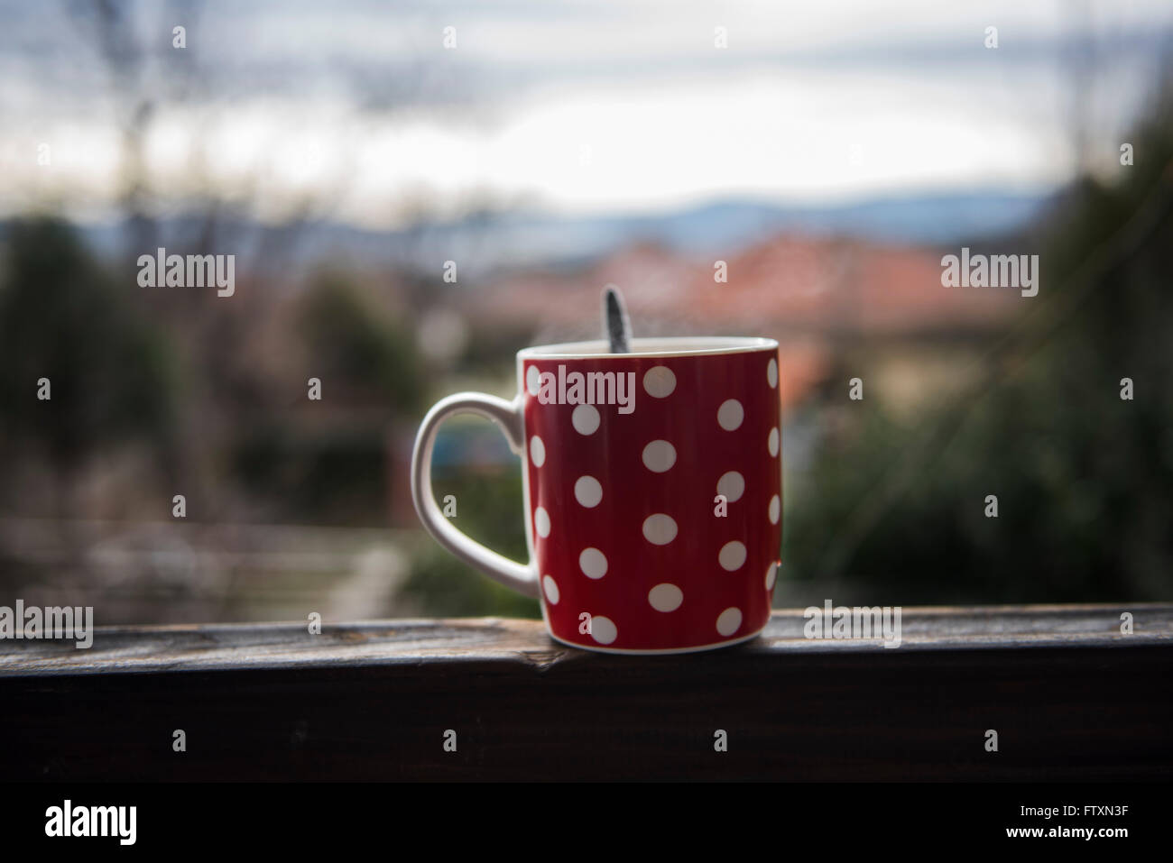 Tasse de thé on window sill Banque D'Images