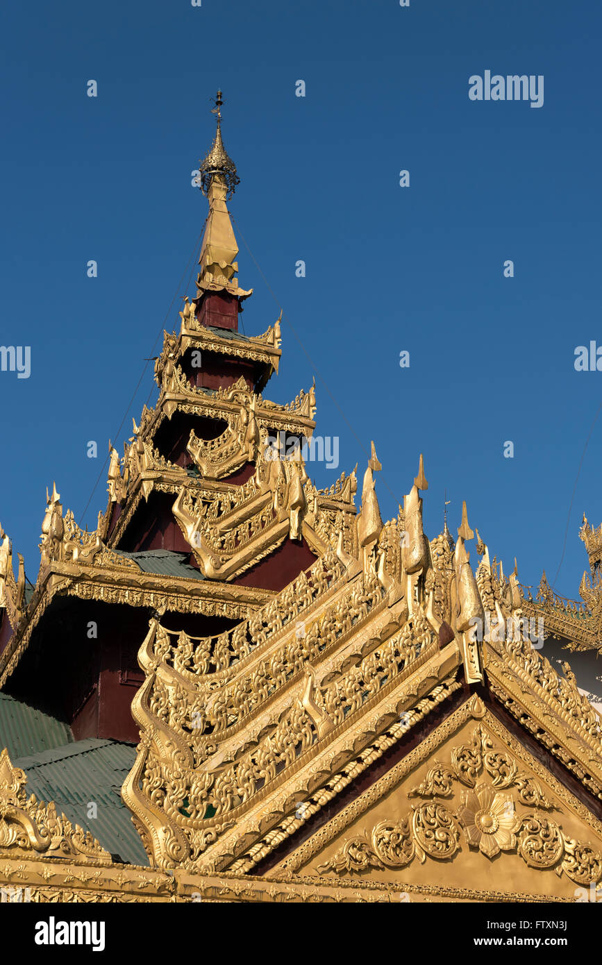 Détail de toit orné, Shwedagon Pagoda, Yangon (Rangoon), le Myanmar (Birmanie) Banque D'Images