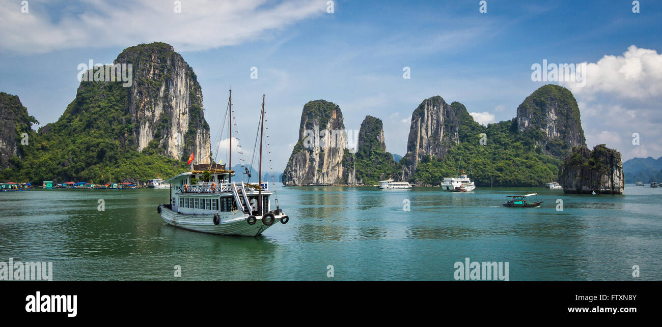 La baie d'Halong, Vietnam et bateaux Banque D'Images