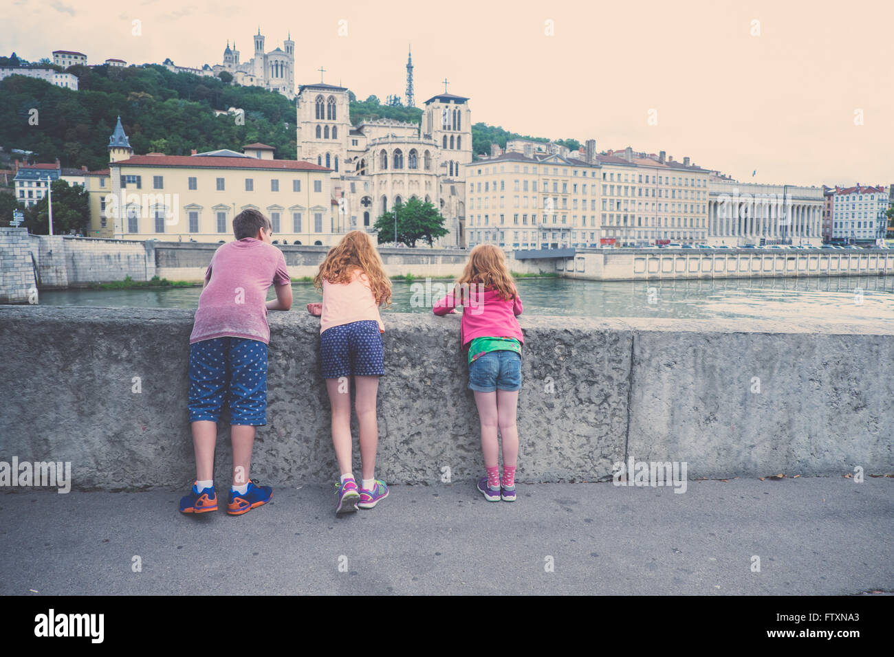 Trois enfants à la cathédrale et à la Saône, Lyon, France Banque D'Images