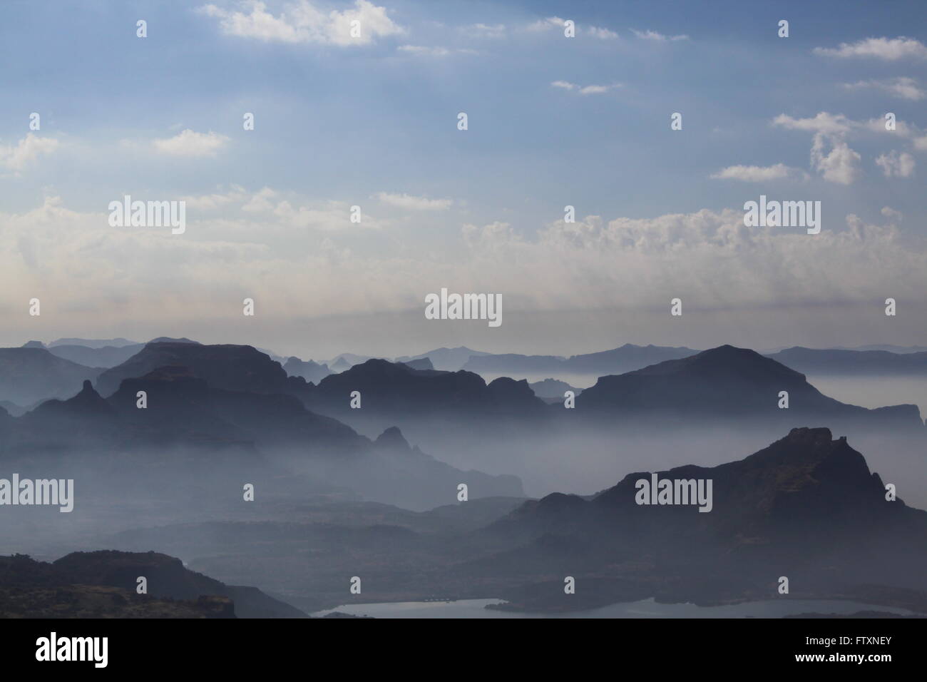 Foggy Mountain landscape at sunrise, Maharashtra, Inde Banque D'Images