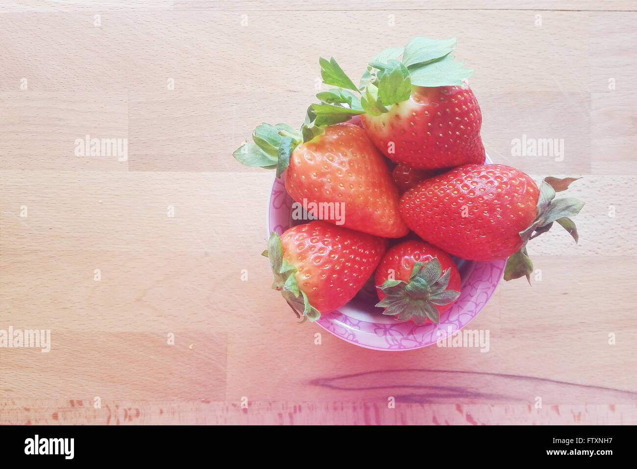 Les fraises dans un bol Banque D'Images
