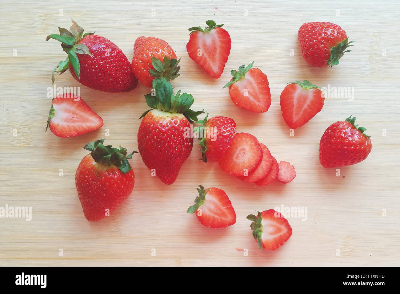 Tranches de fraises, coupées en deux Banque D'Images