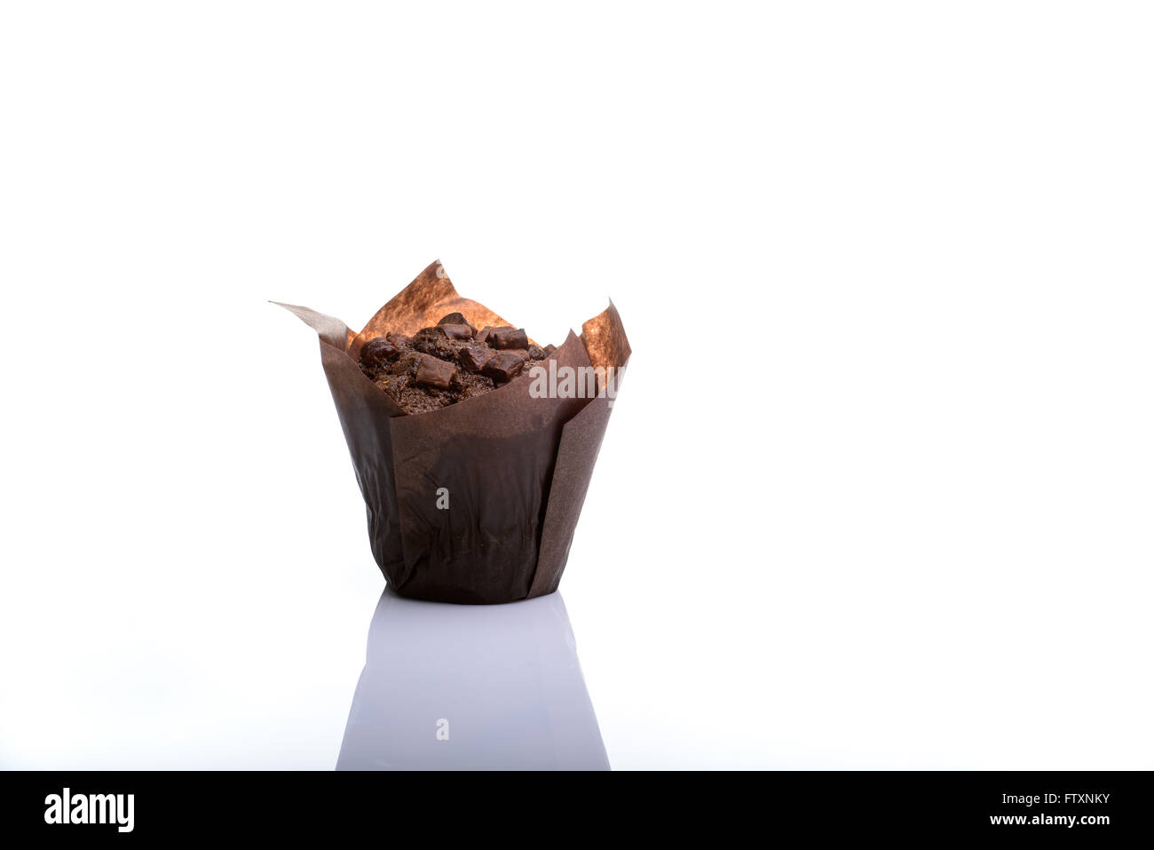 Muffin au chocolat sur fond blanc Banque D'Images