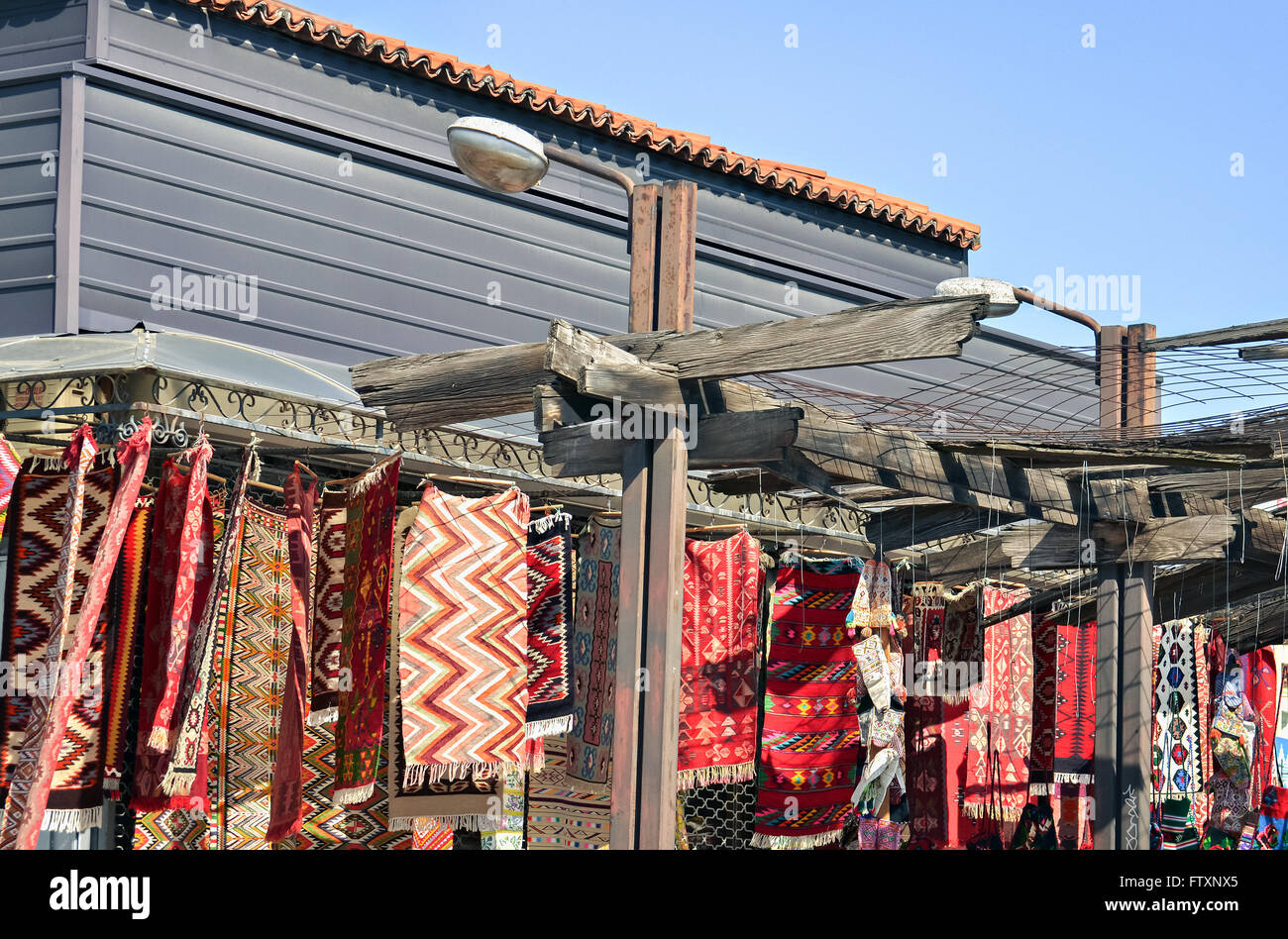 Tapis Fait main tapis colorés et dans l'atelier sur des cordes suspendues Banque D'Images