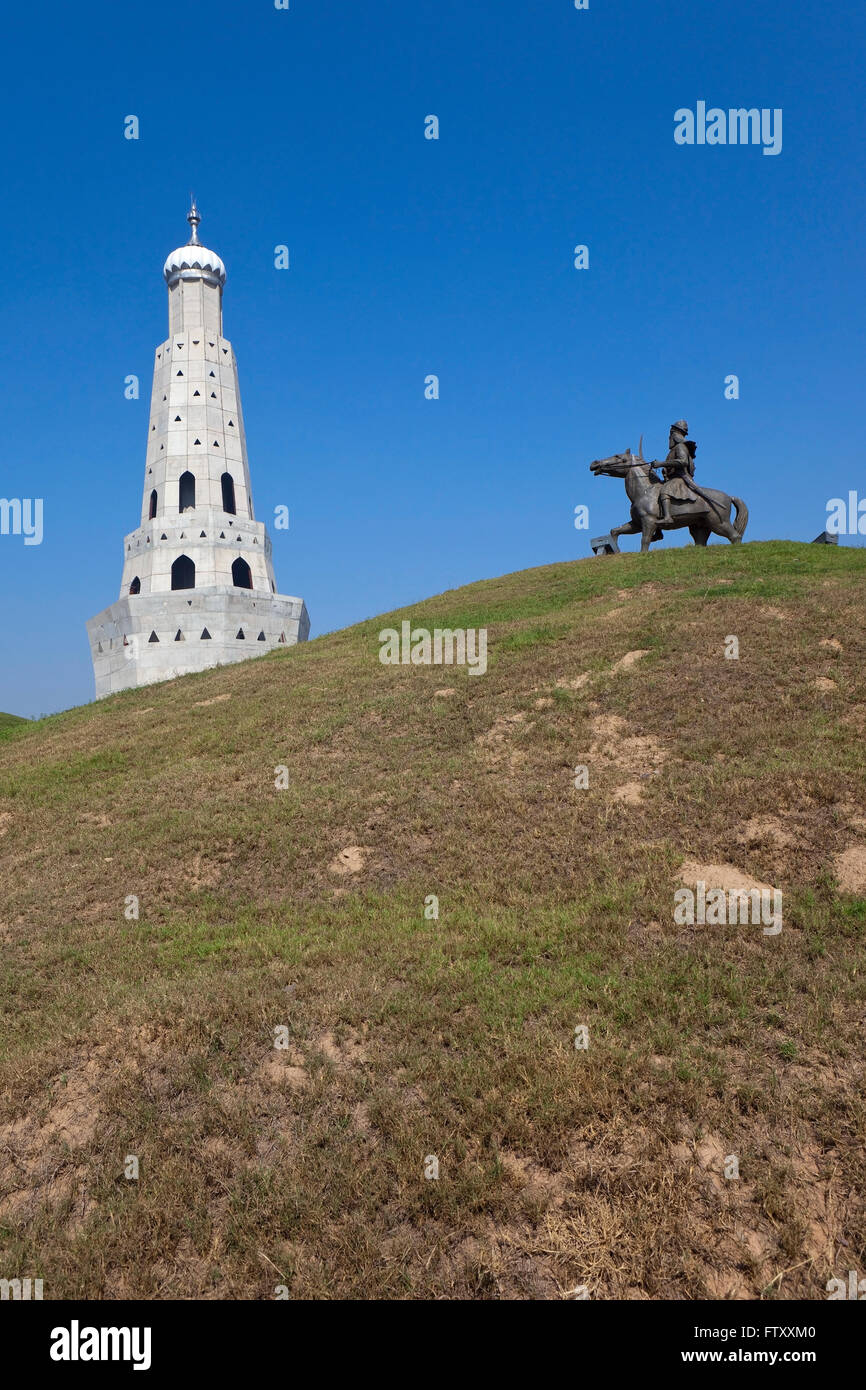 Le baba Banda Singh Bahadur monument domine la statue de l'un de ses généraux dans les jardins du souvenir dans la province du Punjab, en Inde. Banque D'Images