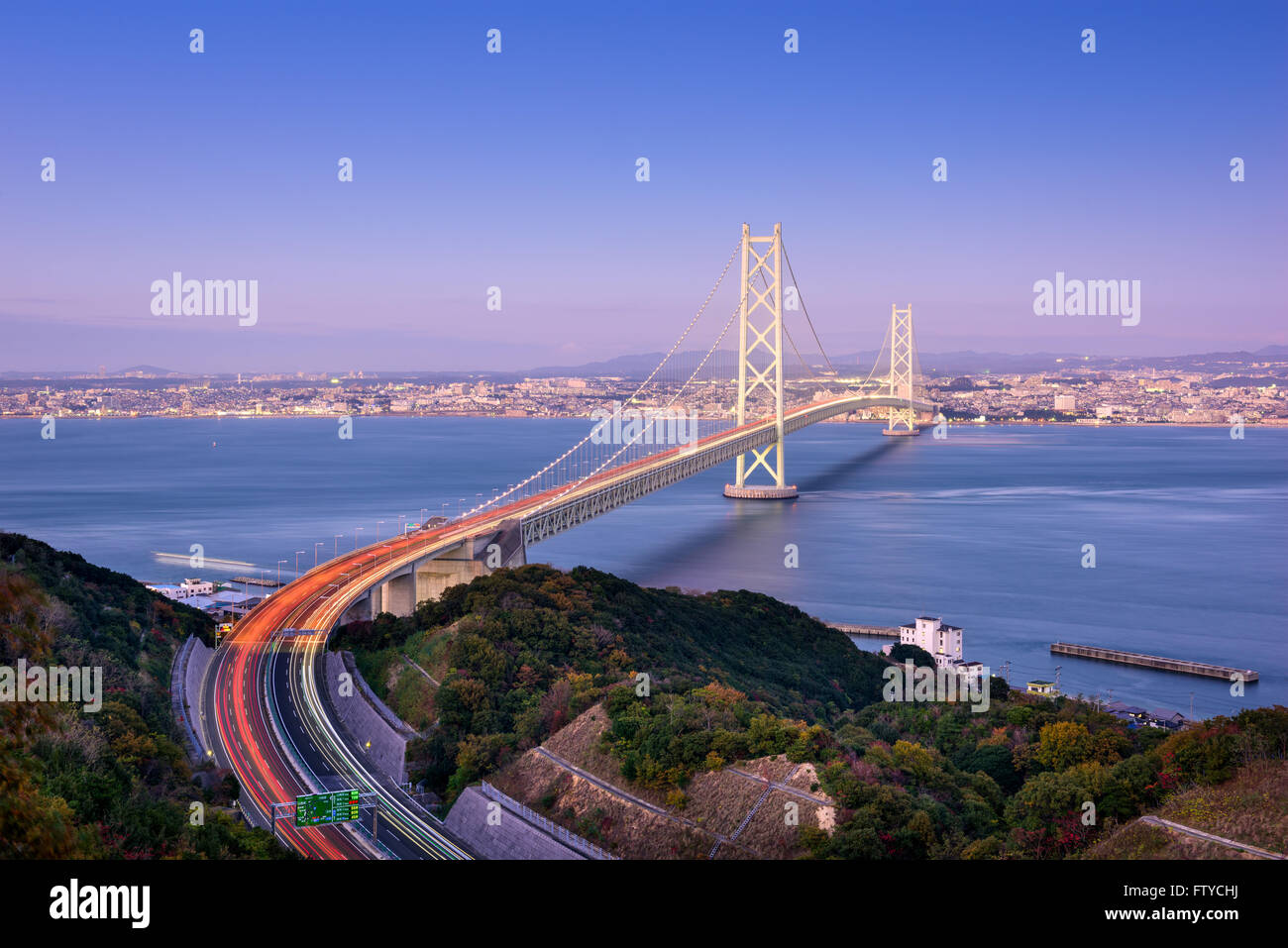 Akashi Kaikyo Bridge enjambant la Mer Intérieure de Seto de Kobe, au Japon. Banque D'Images