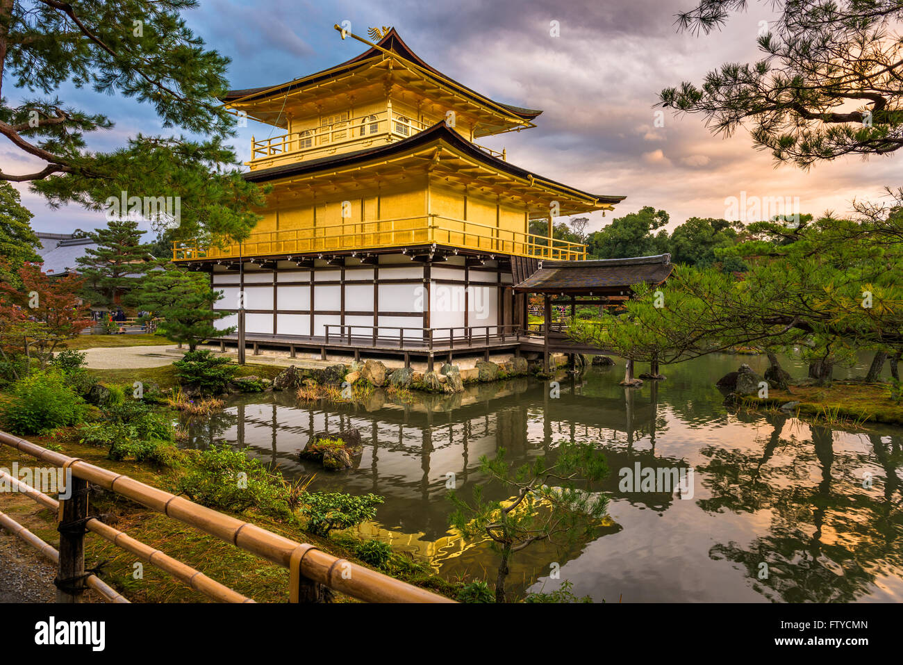 Kyoto, au Japon, au pavillon d'or au crépuscule. Banque D'Images