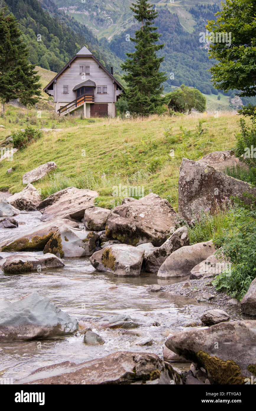 Paysage des Pyrénées avec une rivière, France Banque D'Images