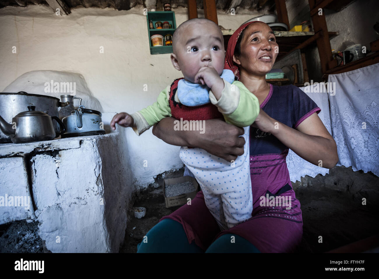 Le Kazakhstan, Kazakhstan, smiling Mère avec enfant, bébé. Banque D'Images