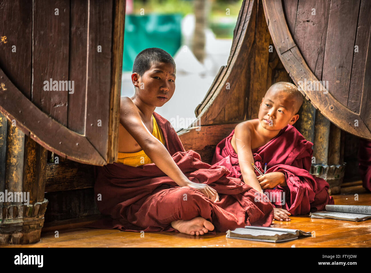 Enfant de l'Asie du Sud-Est à apprendre des moines du monastère Shwe Yan Phe. Banque D'Images