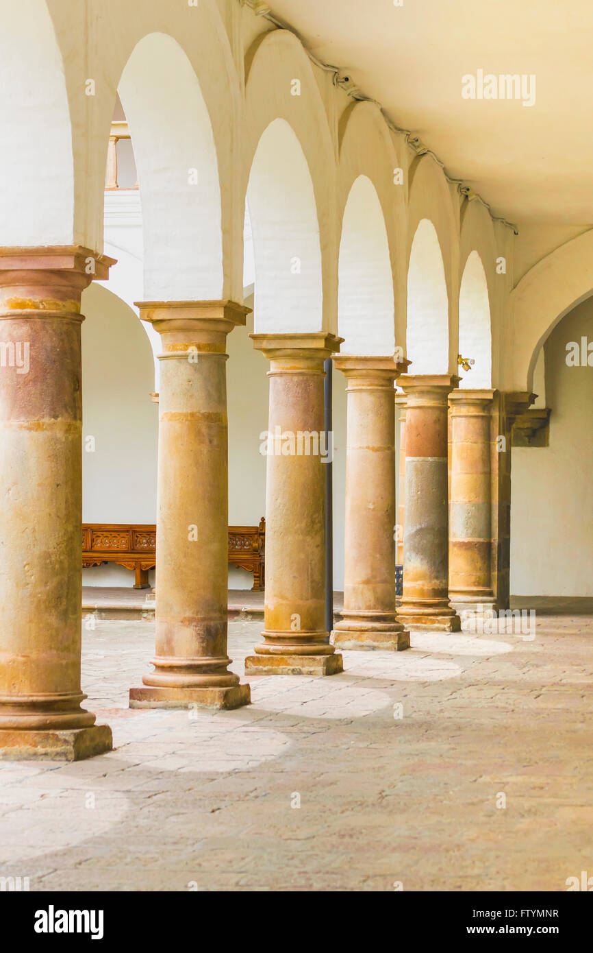 Vue en perspective des colonnes de style colonia avec arc de l'intérieur de l'église de San Francisco dans le centre historique de Quito, Equateur. Banque D'Images