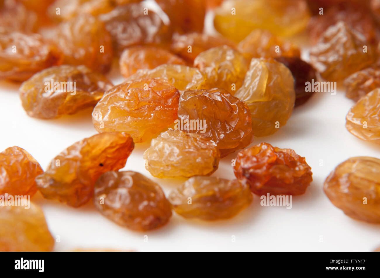 Les raisins secs sur le fond blanc close up Banque D'Images