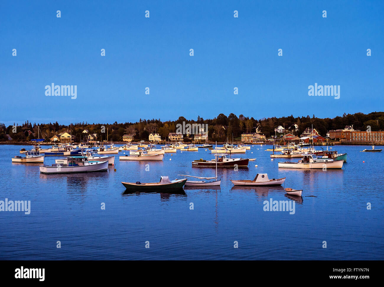 Charmant village de pêcheurs au crépuscule, Bass Harbor, Maine, USA Banque D'Images