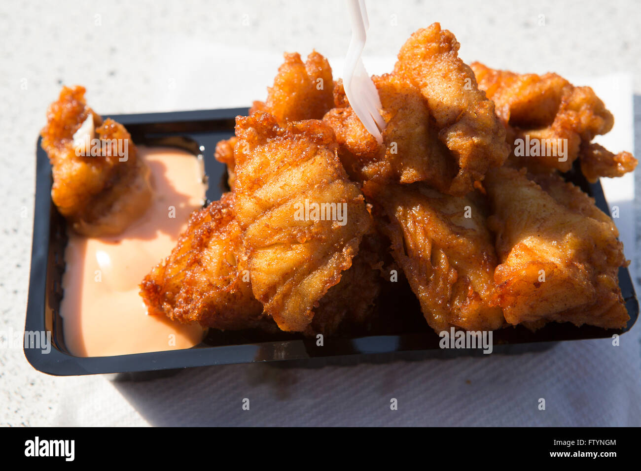 Kibbeling servi avec sauce et une fourchette en plastique dans les Pays-Bas. Le snack populaire se compose de poisson frit dans de la pâte. Banque D'Images
