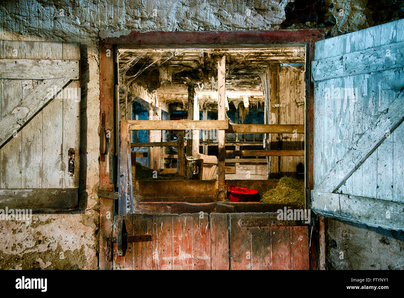 Usé et rustique porte stable. Banque D'Images