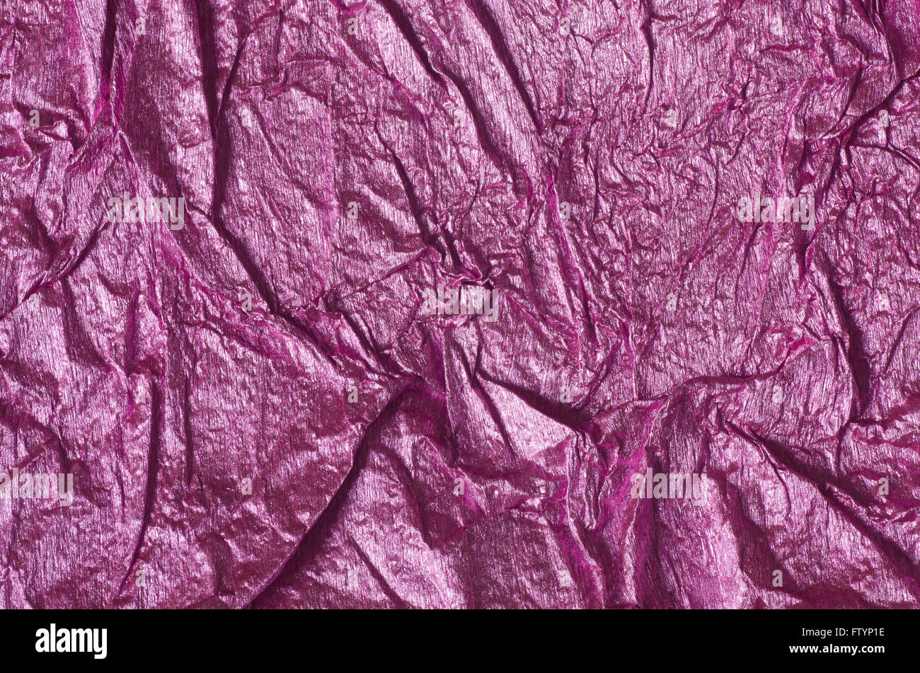 Couleur violet feuille métallique froissé la texture d'arrière-plan Banque D'Images