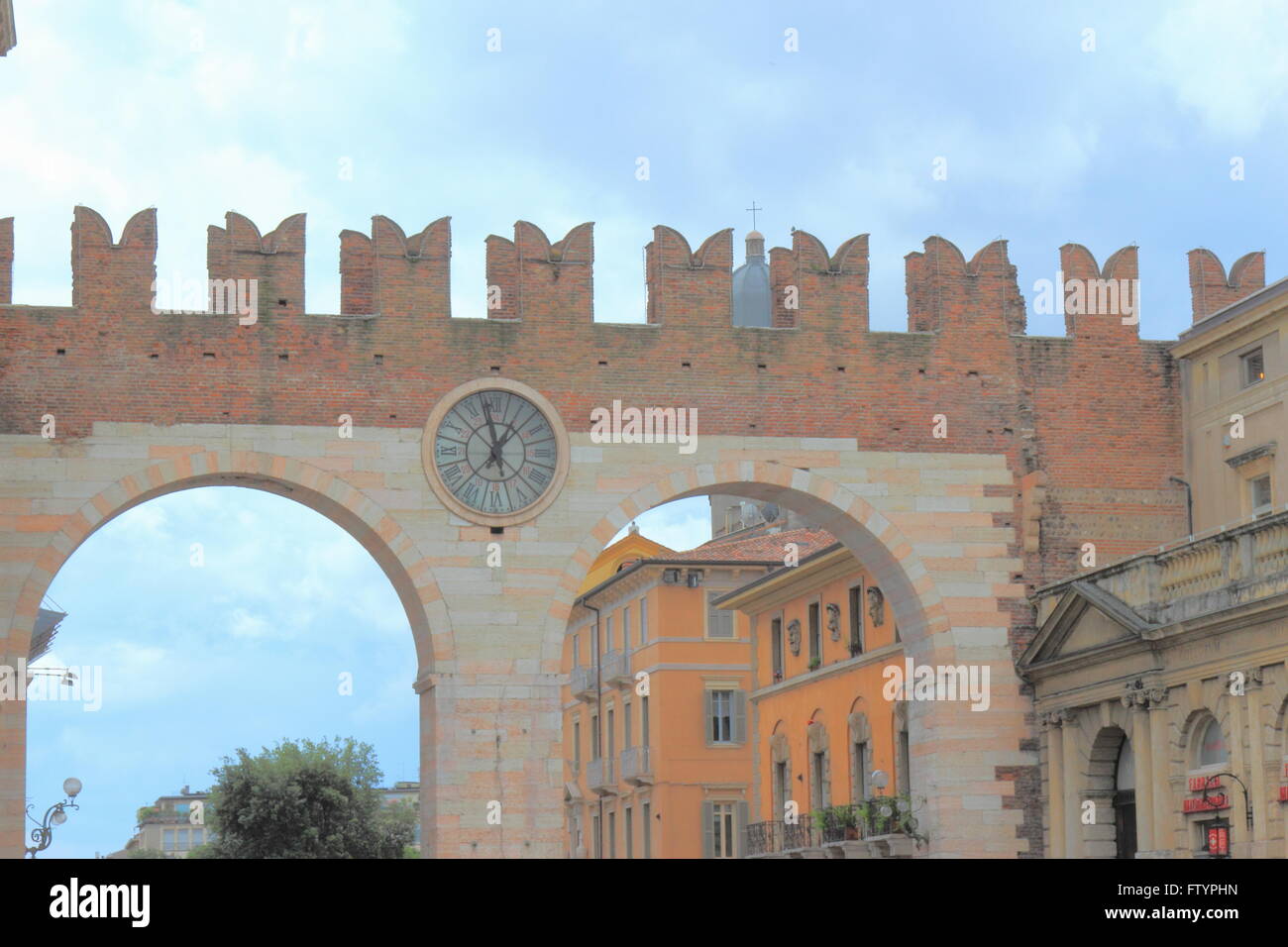 Portoni della Bra, une porte sur la place de la ville de Vérone, Italie Banque D'Images