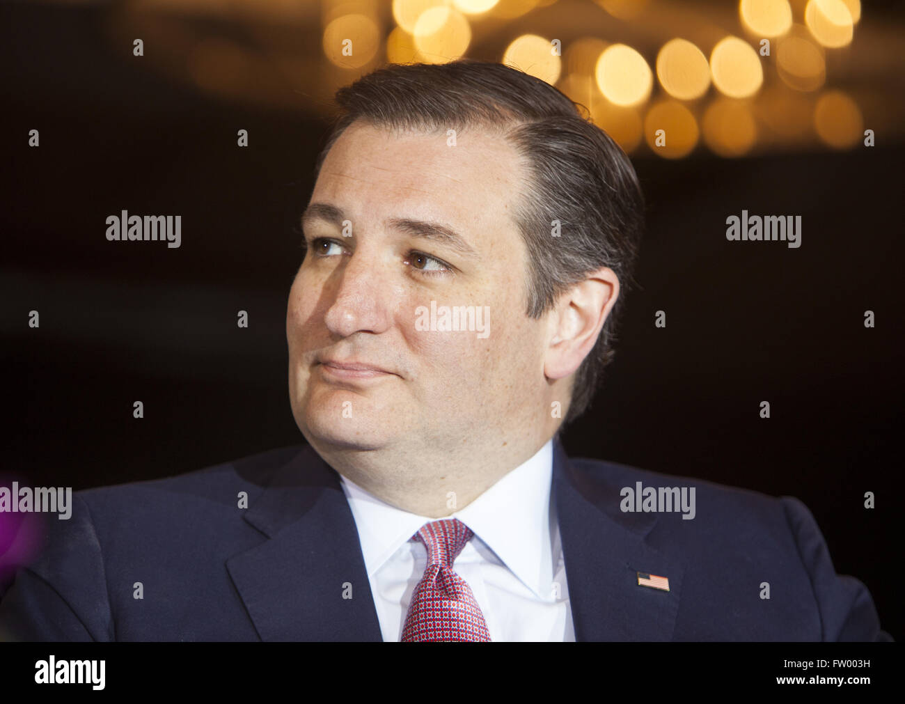 Madison, Wisconsin, USA. 30 mars, 2016. Candidat présidentiel républicain Ted Cruz parle à un groupe de supporters lors d'un rassemblement devant la présidentielles primaires du Wisconsin à Madison, Wisconsin. Credit : 2016 Julia Hansen/ Alamy Live News Banque D'Images