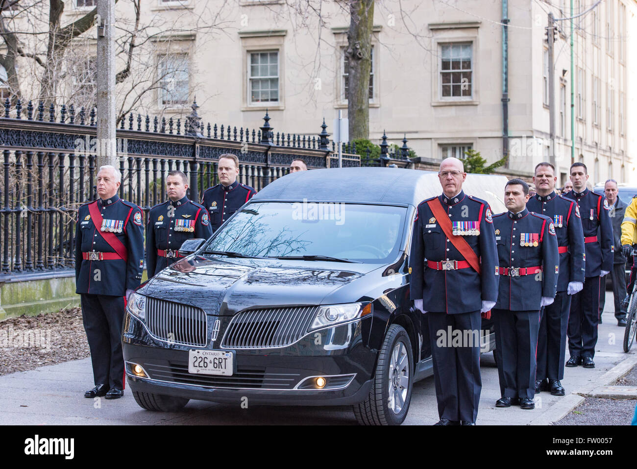 Toronto, Canada. 30 mars, 2016. Ville de Toronto dit au revoir à l'ancien maire Rob Ford. La cérémonie funèbre a défilé de l'Hôtel de ville pour la cathédrale St. James Crédit : Roberto Machado Rodriguez/Alamy Live News Banque D'Images