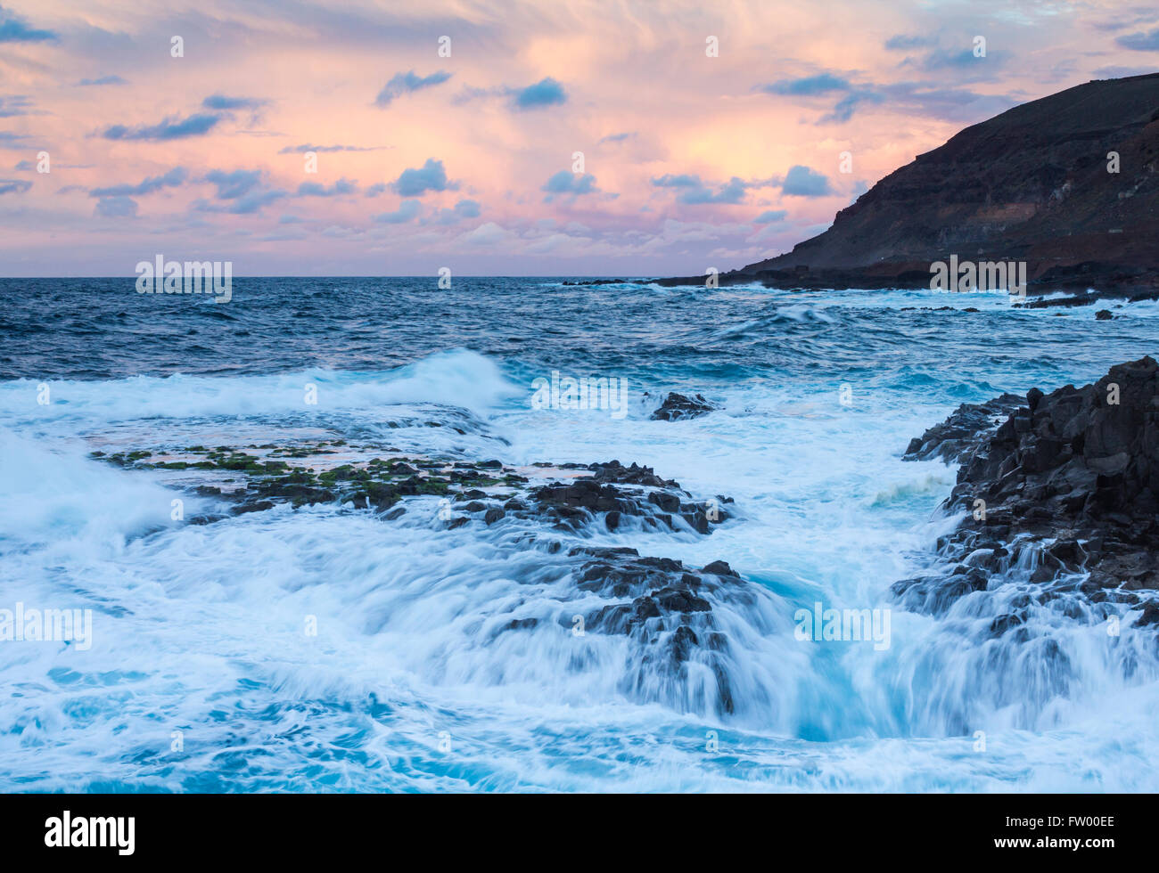 Las Palmas, Gran Canaria, Îles Canaries, Espagne, le 30 mars 2016. Météo : avertissements ont été émis pour de fortes pluies et des vagues comme une masse d'air froid balaie les îles Canaries. Sur la photo : un océan Atlantique houleux sur la rude côte nord de Gran Canaria au coucher du soleil Photo : Alan Dawson News/Alamy Live News Banque D'Images