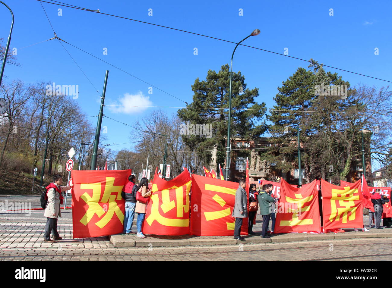 Le 29 mars 2016, les partisans du gouvernement chinois a tenu des bannières pour accueillir le président Xi Jinping à Prague. Il dit : 'Bienvenue' Le premier ministre Xi. Banque D'Images