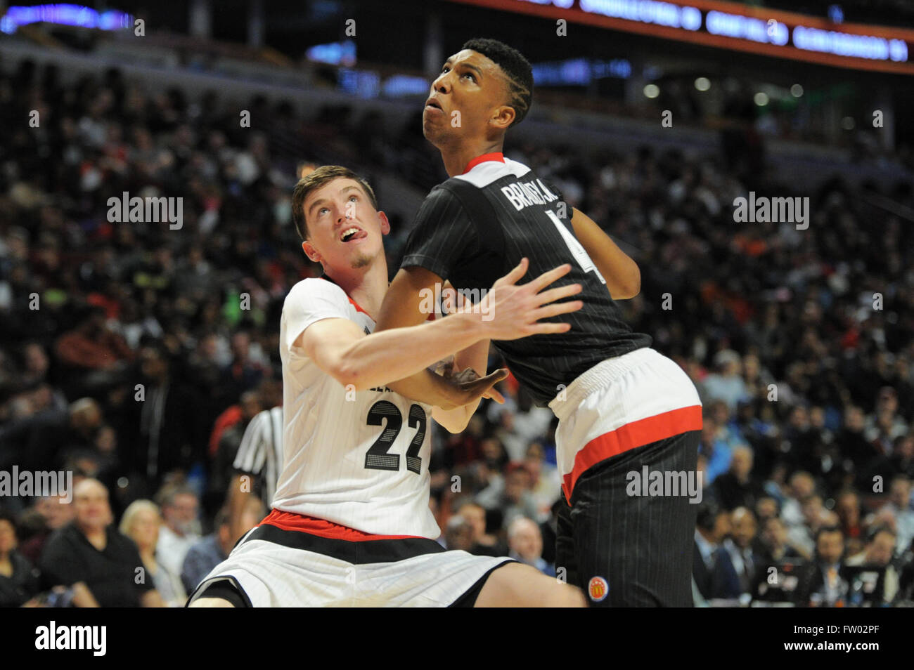 Chicago, Illinois, USA. 30Th Mar, 2016. McDonald's All American West TJ Leaf (22) et McDonald's est de tous centre américain Tony Bradley Jr. (4) s'emmêler jusqu'au cours de la première moitié du 2016 McDonald's Boys tous les jeu américain à l'United Center de Chicago, IL. Patrick Gorski/CSM/Alamy Live News Banque D'Images