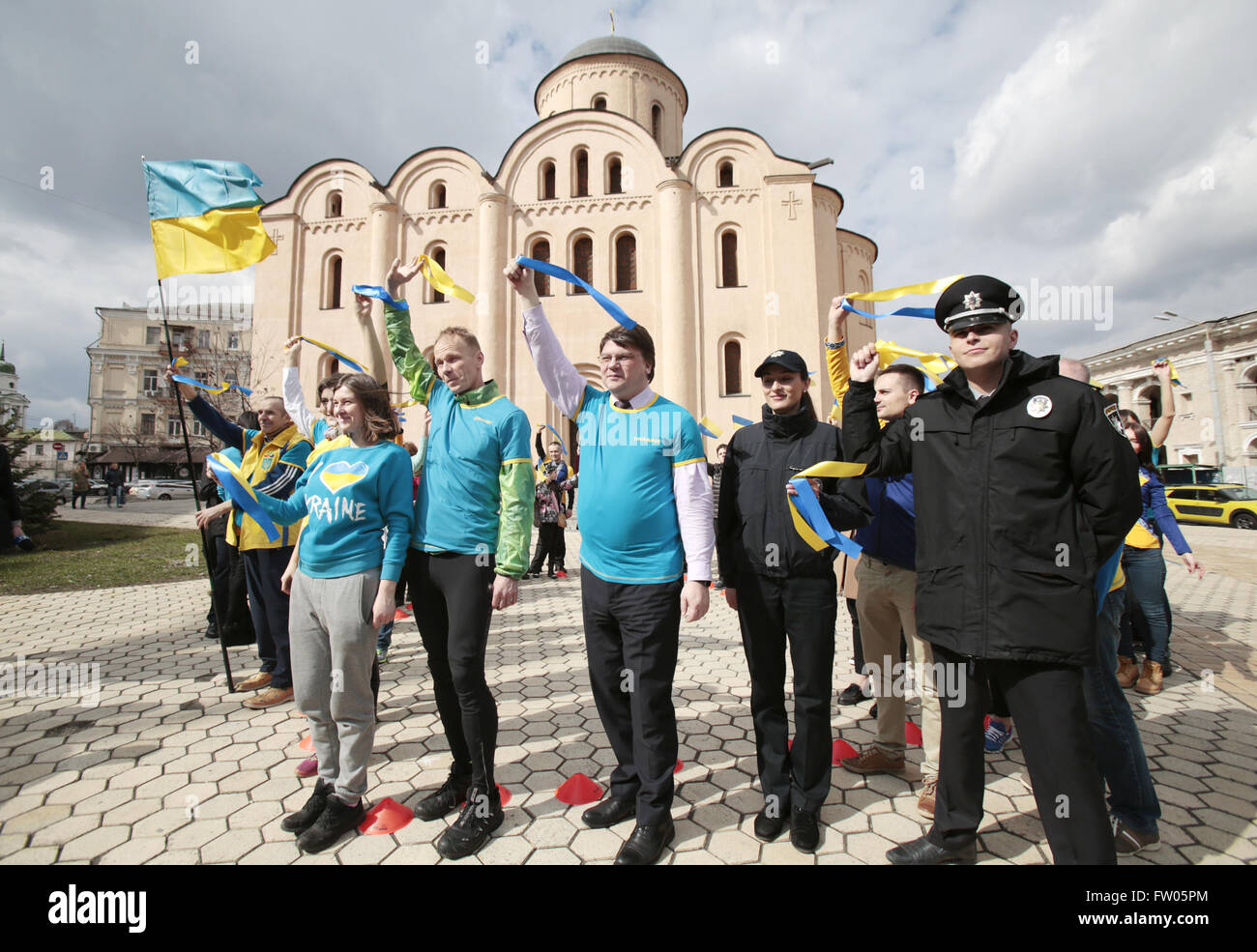 31 mars 2016 - Les membres de l'organisation de bienfaisance ''Sport pour la paix'' et ''ProUkraine ONG'' organiser leurs adieux à l'Ambassade des Pays-Bas à Kiev pour les participants de l'ultramarathon ''Say ''OUI !'' l'Europe'' et de course cycliste sur la route Le Hague-Amsterdam, Kiev, Ukraine, le 31 mars 2016. Les Néerlandais l'Ukraine''"Accord d'association Union européenne référendum consultatif sur l'approbation de l'Accord commercial UE-Ukraine aura lieu aux Pays-Bas le 6 avril 2016. © Michel Stepanov/ZUMA/Alamy Fil Live News Banque D'Images