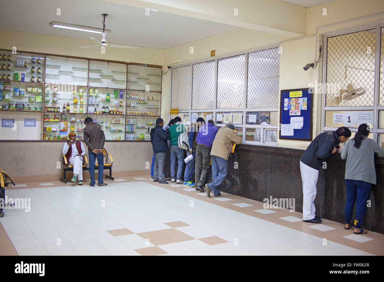 Haridwar, l'Uttaranchal, Inde. Feb 15, 2016. 15 févr. 2016 - Delhi, Inde.La médecine ayurvédique & vente alimentaire à base de compteurs au Patanjali Hôpital à Haridwar. © Subhash Sharma/ZUMA/Alamy Fil Live News Banque D'Images
