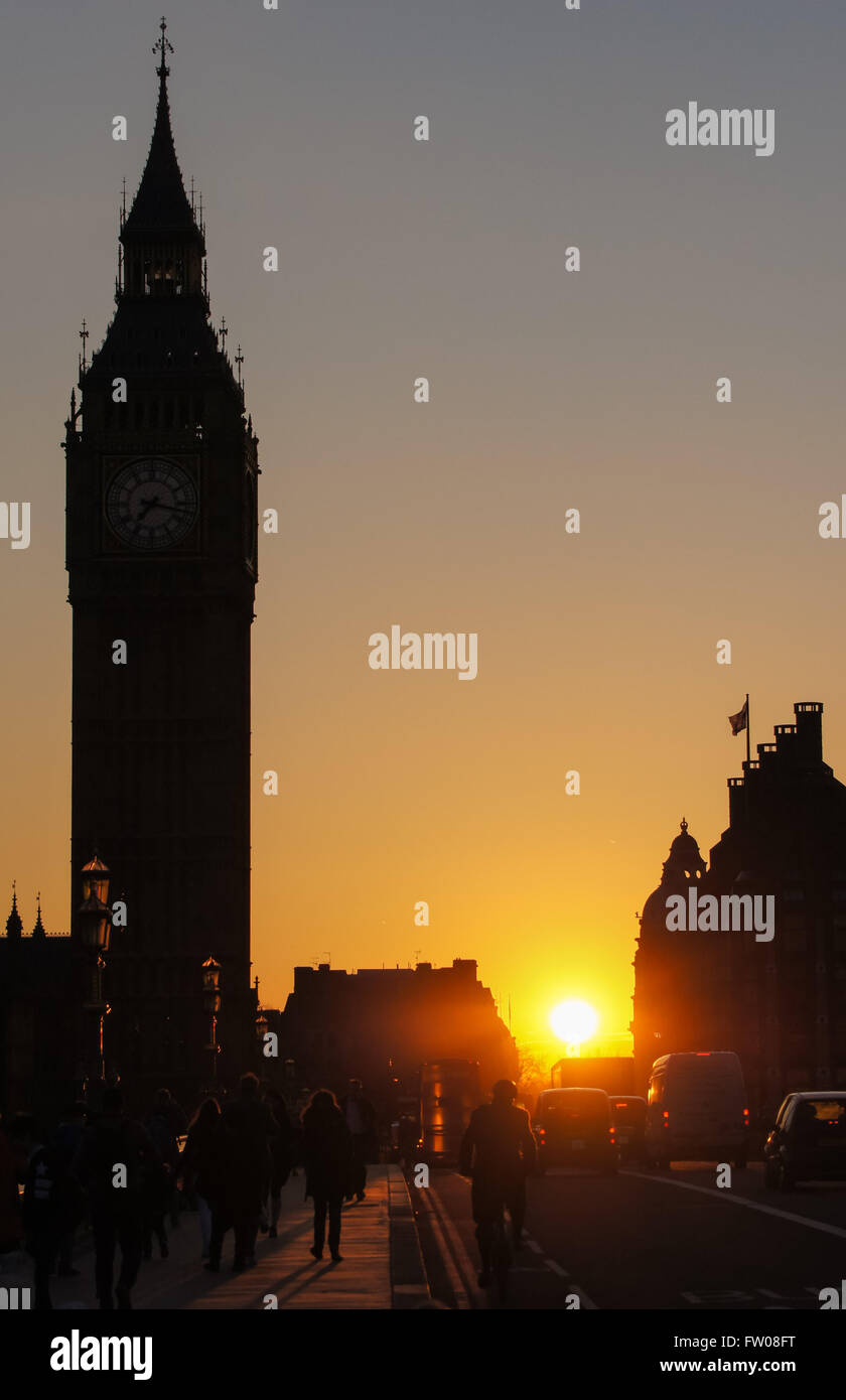 Silhouette de Big Ben et du pont de Westminster au coucher du soleil, Londres Angleterre Royaume-Uni Banque D'Images