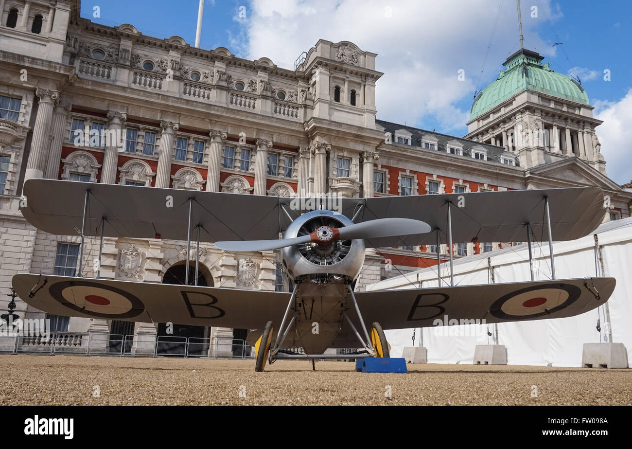 Reproduction d'une Première Guerre mondiale Sopwith Snipe expose à Horse Guards Parade à Londres pour marquer le 100e anniversaire de la RAF, Londres Angleterre Royaume-Uni UK Banque D'Images