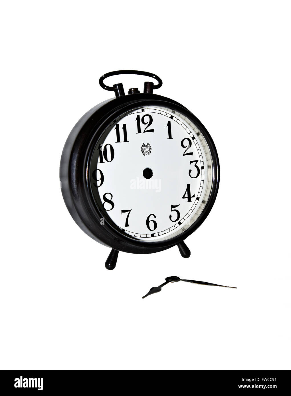 Mains tombées réveil sur fond blanc Banque D'Images