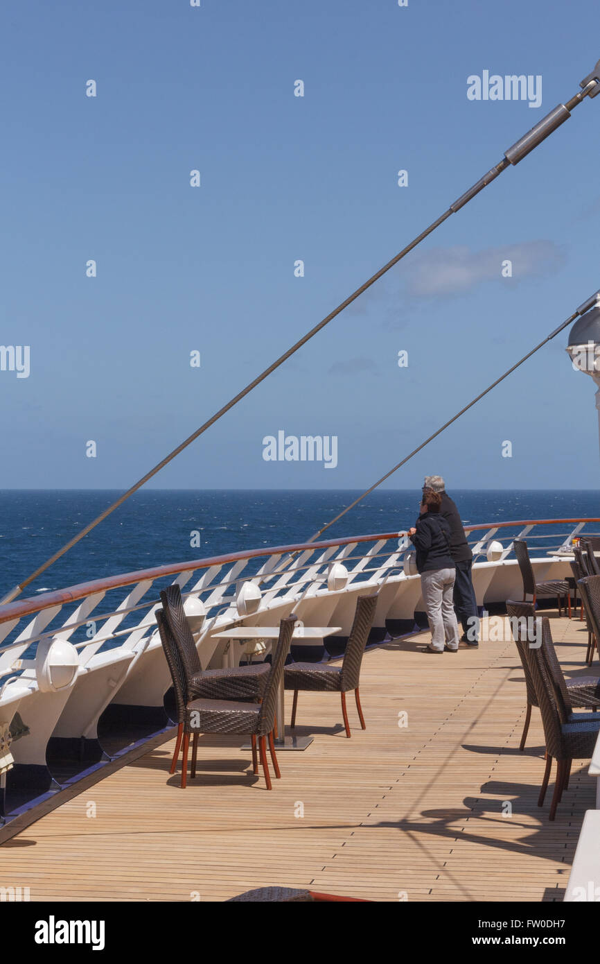 Les touristes À BORD DU NORWEGIAN SUN, NAVIRE DE CROISIÈRE ARGENTINE - CIRCA DÉCEMBRE 2015. Un homme et une femme à l'arrière du navire s'o Banque D'Images