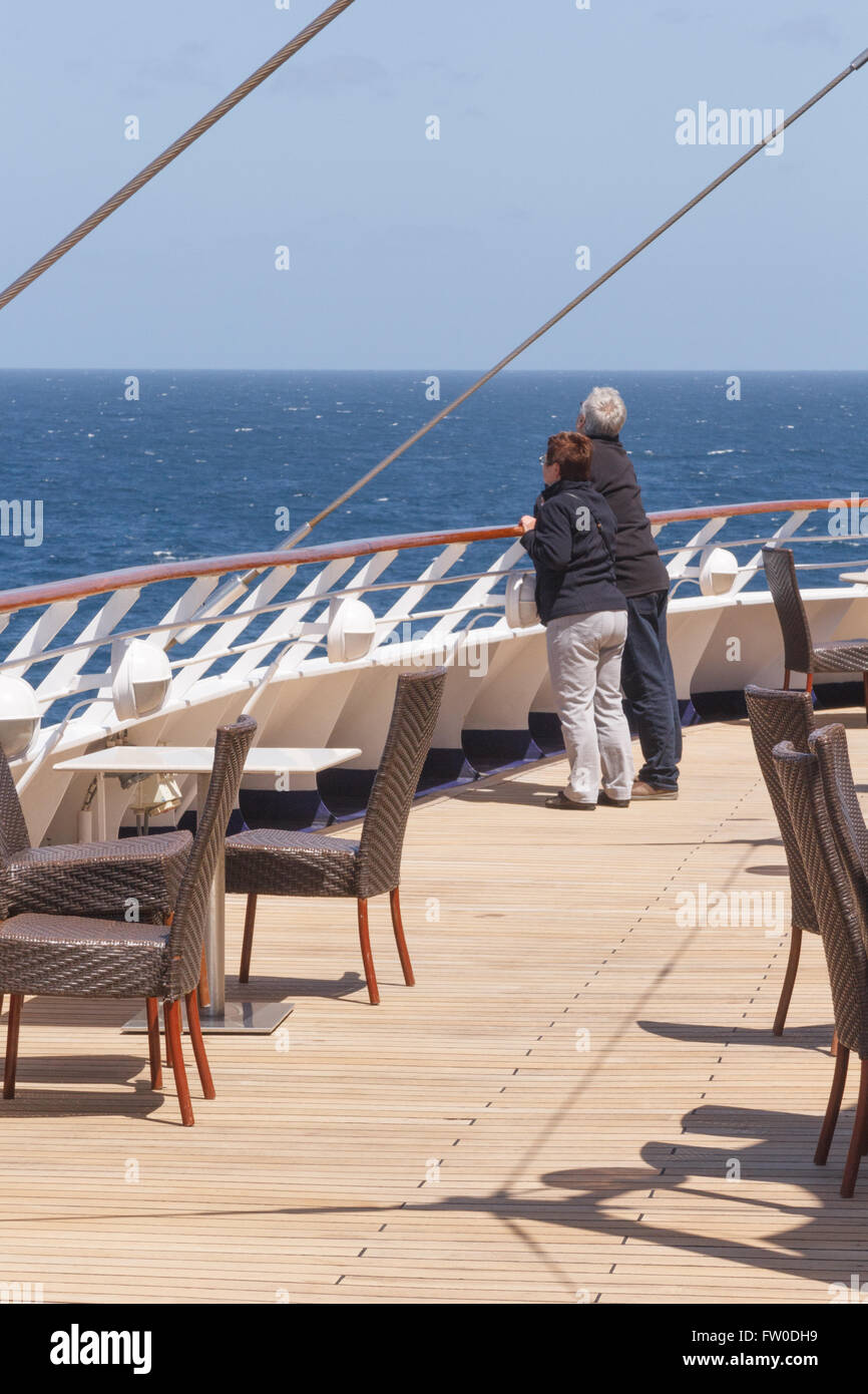 Les touristes À BORD DU NORWEGIAN SUN, NAVIRE DE CROISIÈRE ARGENTINE - CIRCA DÉCEMBRE 2015. Un homme et une femme à l'arrière du navire s'o Banque D'Images