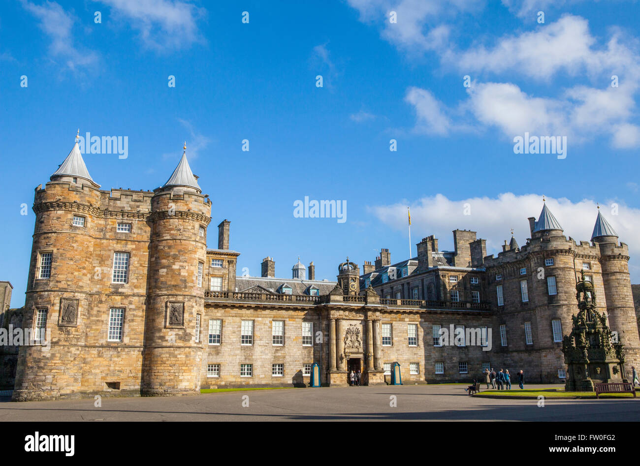 Une vue sur le magnifique palais de Holyroodhouse à Edimbourg, Ecosse. Banque D'Images