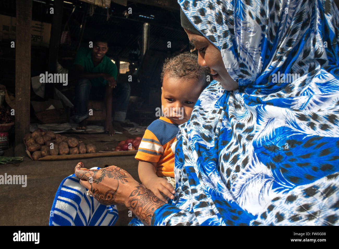 Femme avec son fils dans le marché de Stone Town, Zanzibar, Tanzanie. Banque D'Images