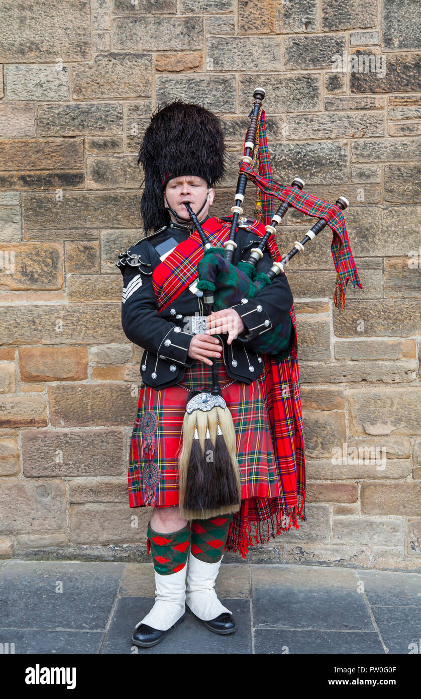 Édimbourg, Écosse - 8 mars 2016 : un Ecossais portant costume traditionnel écossais jouer de la cornemuse le long de la Royal Mile je Banque D'Images