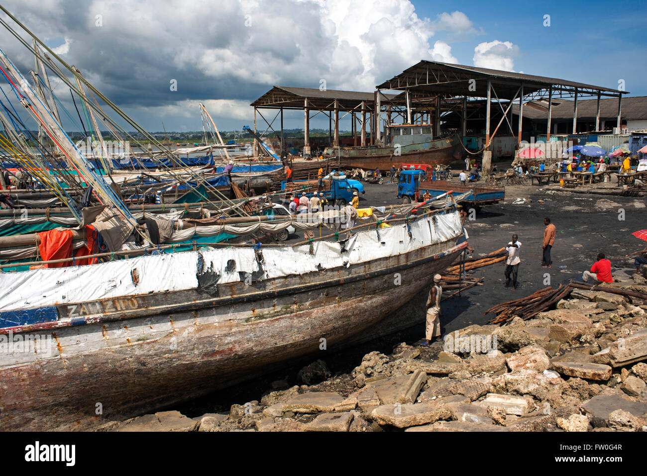 De bons travailleurs travaillant dans le harbur de Stone Town, déchargement dhaw traditionnel à Zanzibar, Tanzanie Banque D'Images