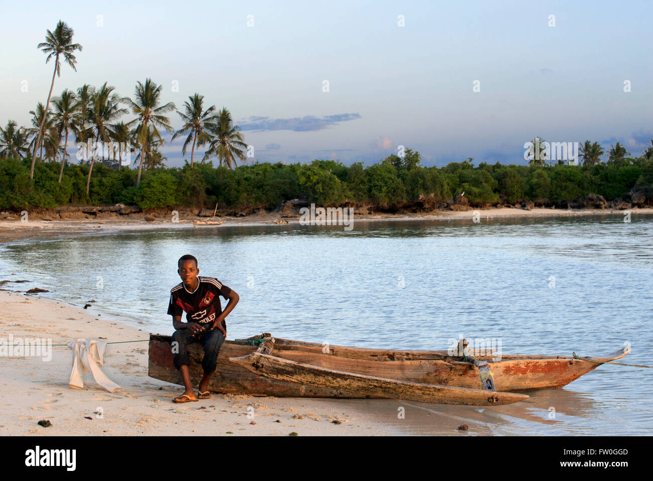 Kizimkazi Dimbani, Zanzibar, Tanzanie. Ngalawa (Pirogue) reposant sur la plage. Banque D'Images